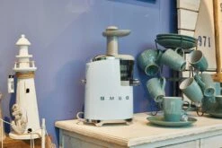 Smeg Slowjuicer, Pastellinsininen -Keittiökonekauppa smeg smeg mehupuristin 23