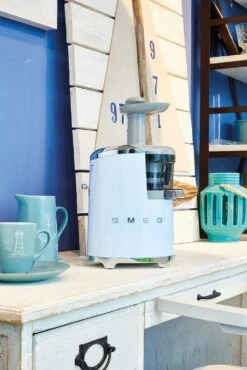 Smeg Slowjuicer, Pastellinsininen -Keittiökonekauppa smeg smeg mehupuristin 24