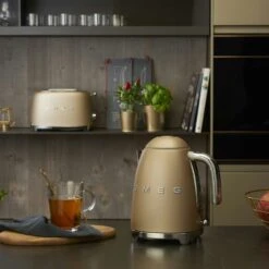 Smeg Kettle 1,7 L, Matte Gold -Keittiökonekauppa smeg smeg vedenkeitin 17 l 46